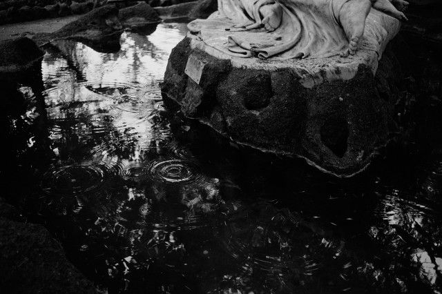 Ensemble 1, détail 4 (Bassin et pluie), tirage argentique noir et blanc, 53 cm x 76 cm