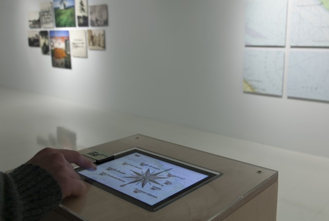 Vue de l’exposition (à l’avant-plan, socle avec tablette numérique de type iPad).